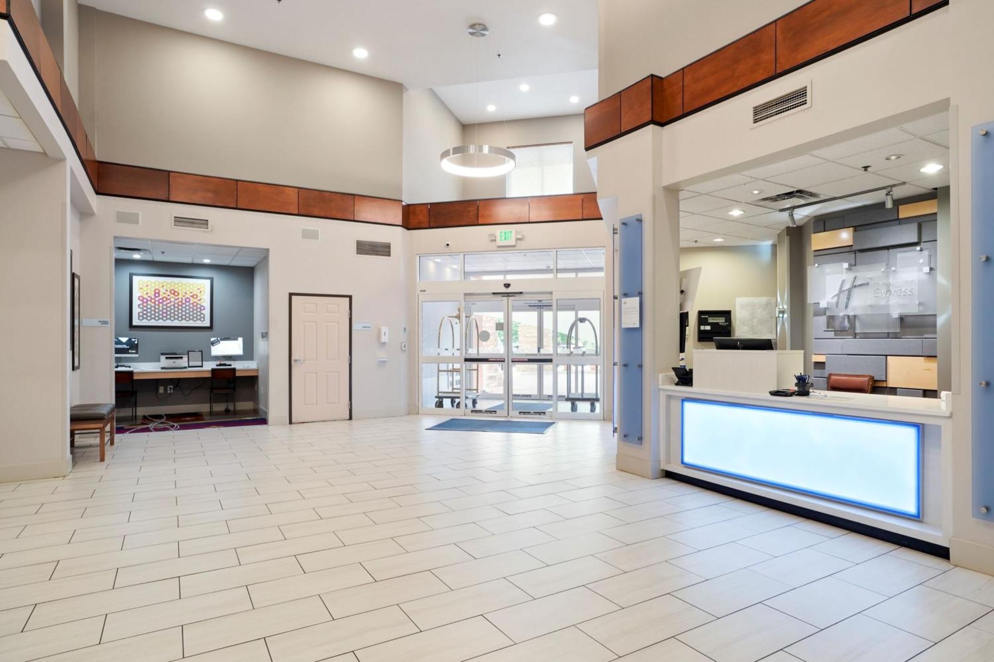 Holiday Inn Express & Suites Denver North - Thornton By Ihg Buitenkant foto